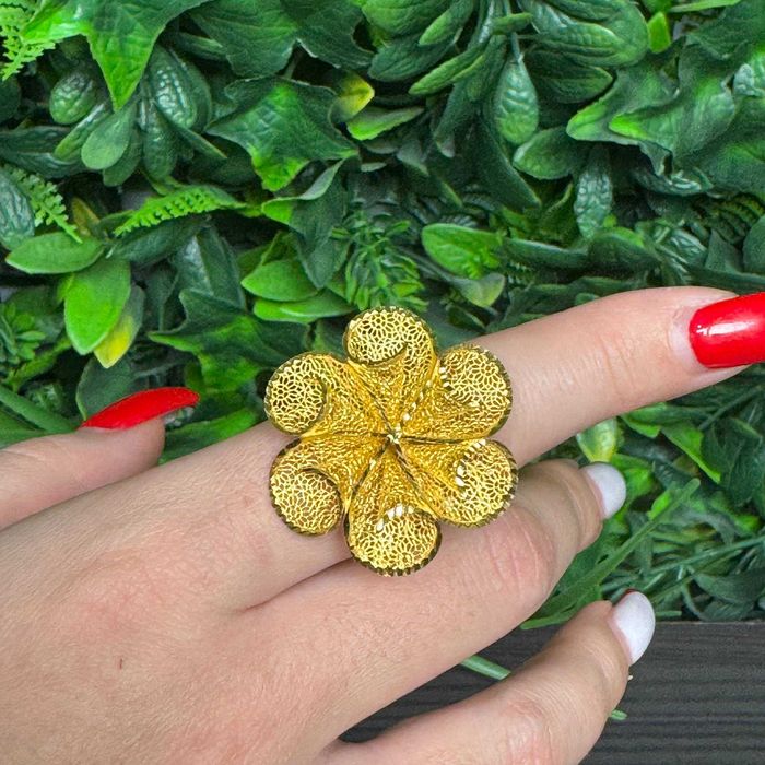 Елегантен златен пръстен с тегло 4,75 грама, проба 14 карата.