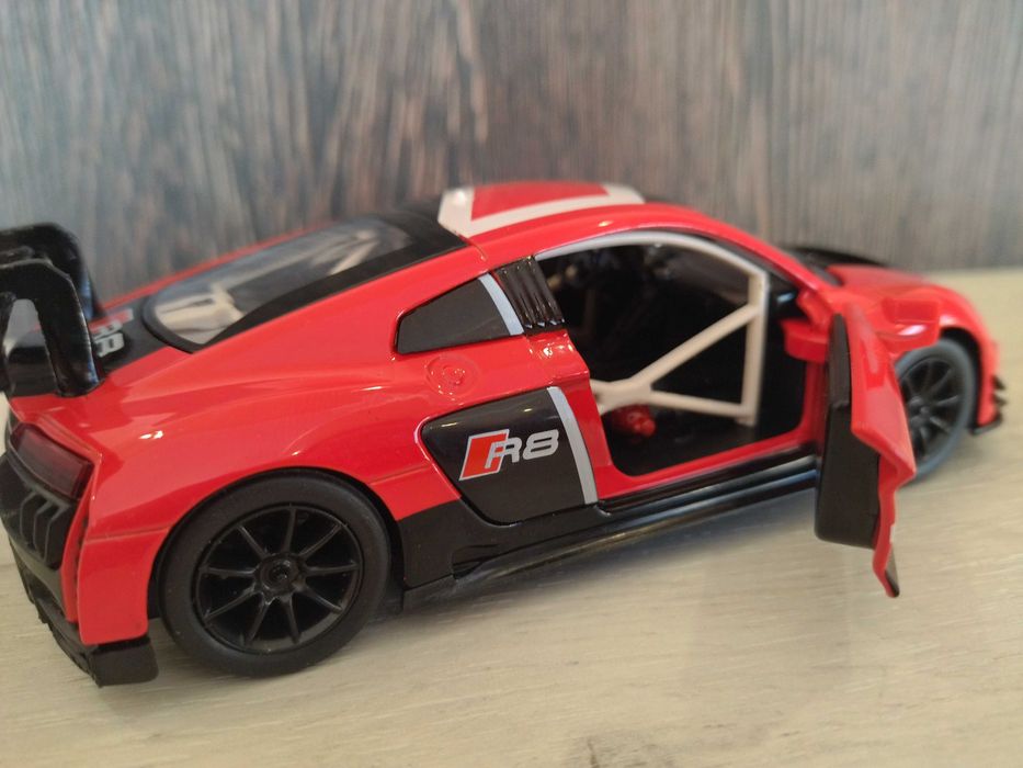 Метална количка AUDI R8 LMS !!!