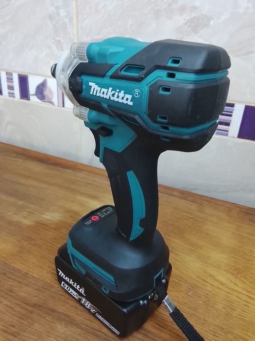 Înșurubat cu impact Makita DTW 285 cu o baterie de 6a Nou
