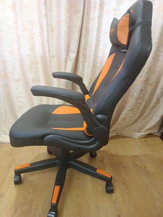 Игровое компьютерное кресло Canyon Vigil CND-SGCH2