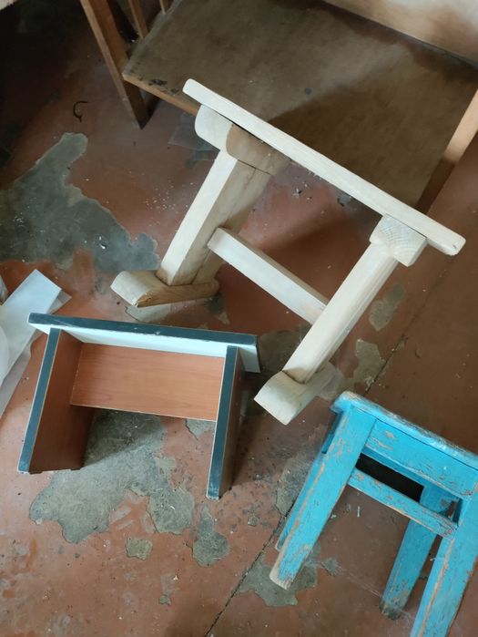 Стулья и скамеечки