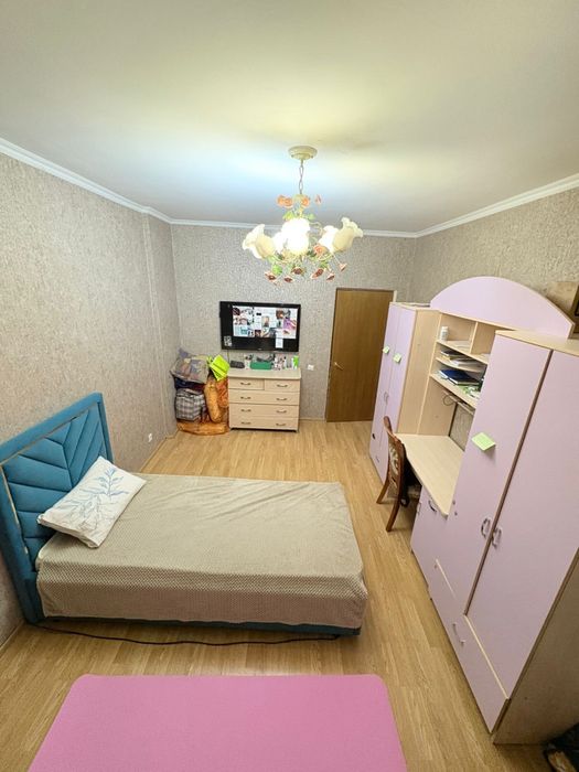 Сдам одну комнату в трехкомнатной квартире только  девушке