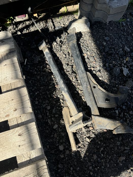 Домкрат на BMW 2-штуки