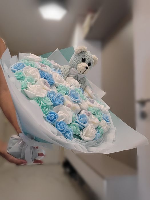 Букет вечни рози бебе памперси бонбони персонализиран рожден ден юбиле