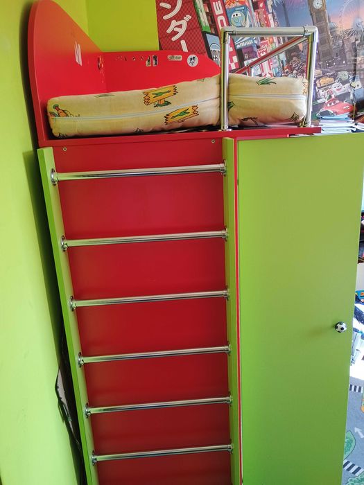 Pat copil etajat, cu dulap