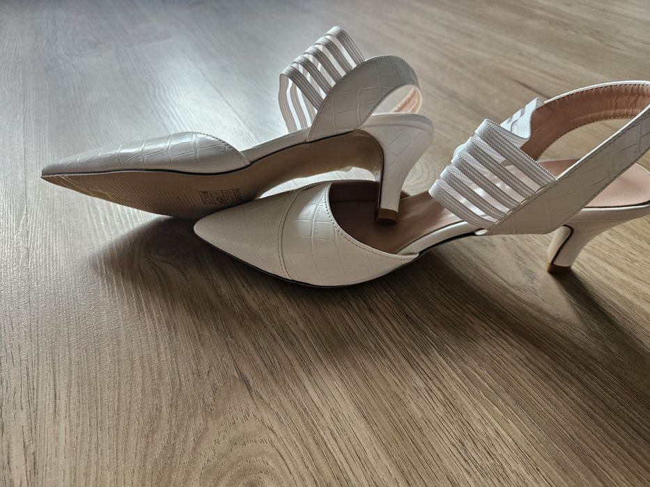 Бели летни обувки