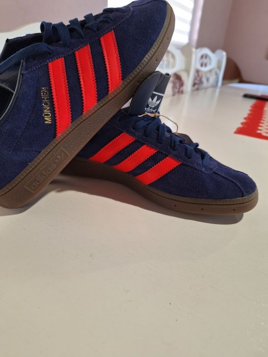 Adidași noi cu eticheta