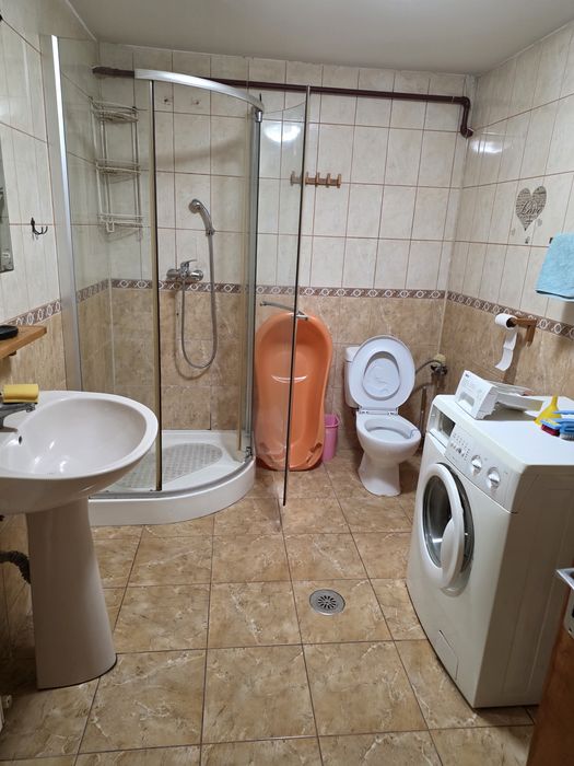 Casă cu grădină în față și spate, living, bucătărie open space, 2 camere și o baie