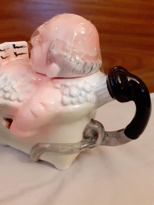 Два порцеланови чайника:"Слонче" и "В банята"