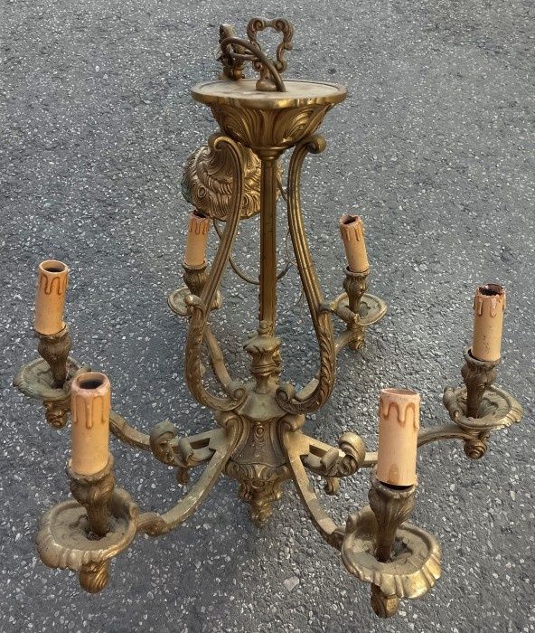 Spectaculos candelabru din bronz masiv de dimensiuni mari și foarte masiv ,piesa cu o lucrătură de o foarte mare finețe, diametrul aproximativ 55 cm g