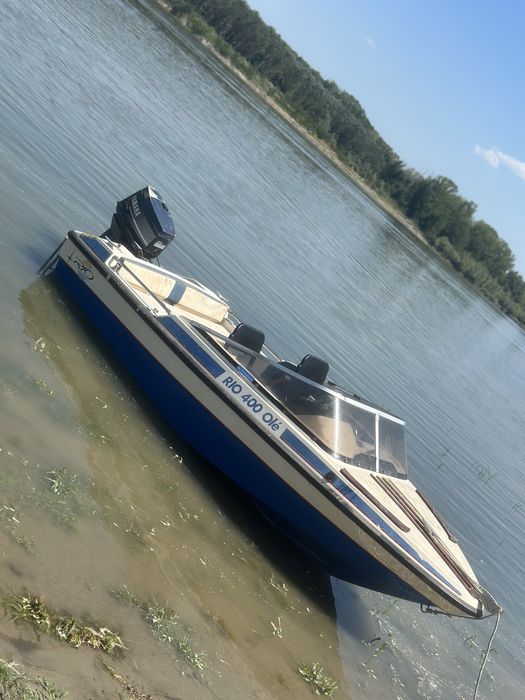 barcă cu motor si peridoc