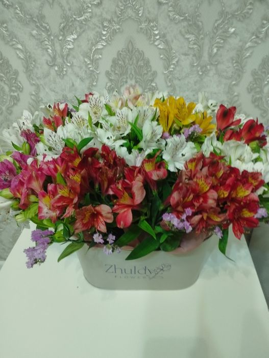 Цветы свежие сегодня подарили