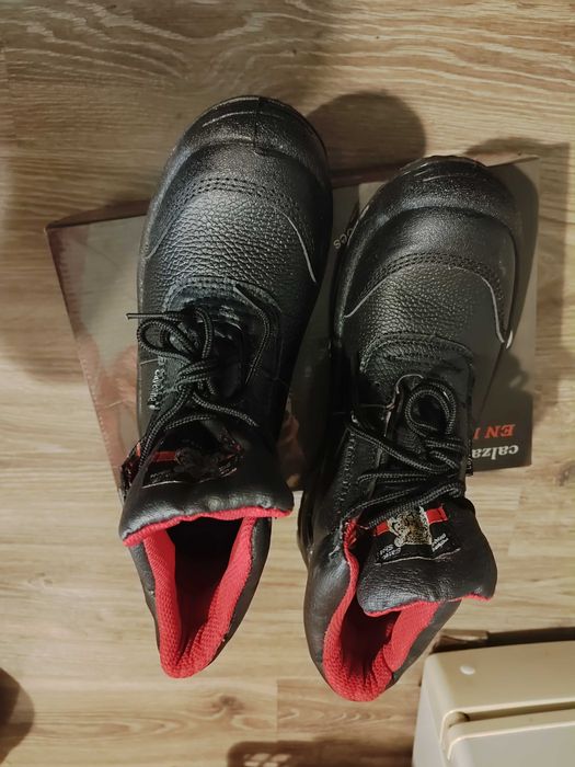 Работни обувки с бомбе