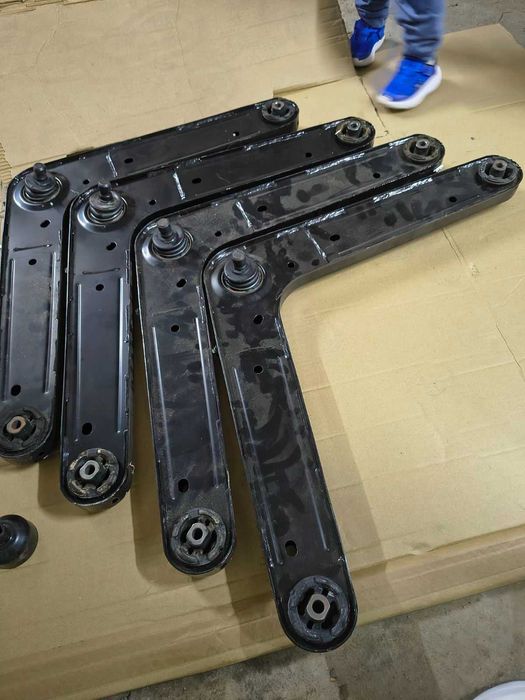 Задни горни носачи за Jeep Cherokee KJ 2001–2008 – 52088901AC – нов