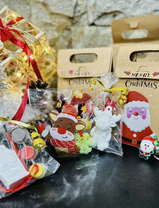 Коледни подаръчета и декорации