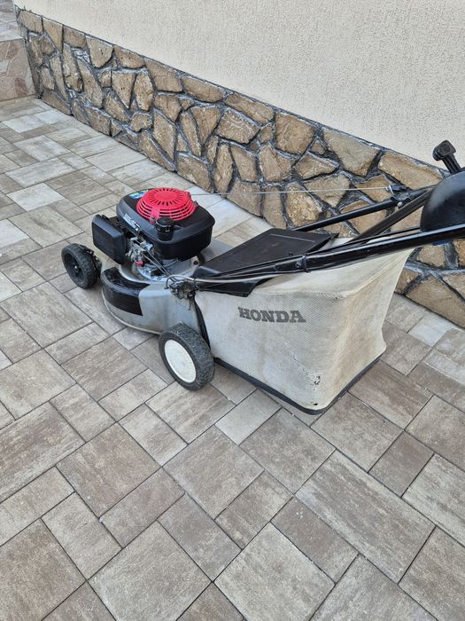 Mașina de tuns iarba cu tracțiune honda