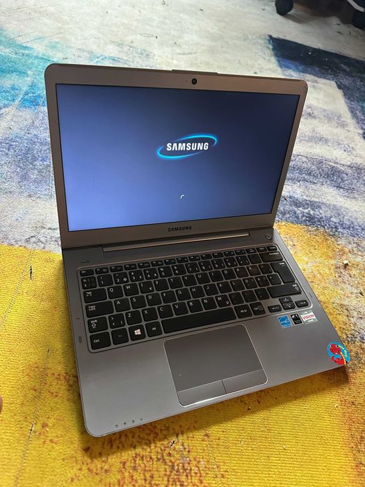 aptop samsung 535u , slim, metalic , video 2 gb - 380 lei