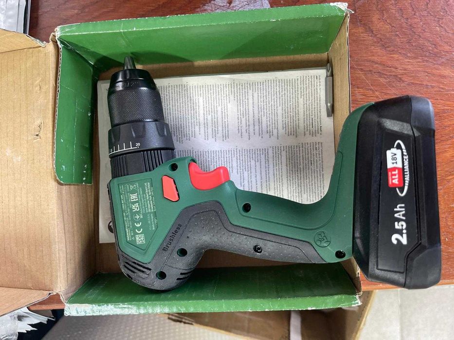 Filetanta cu percuție Bosch UniversalImpact 18V-60 (fără baterie, sistem de 18 volți, în ambalaj din carton)