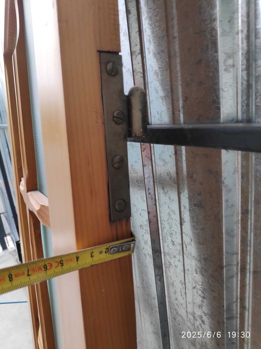 Ușa din lemn de brad și sticlă, cu cheie