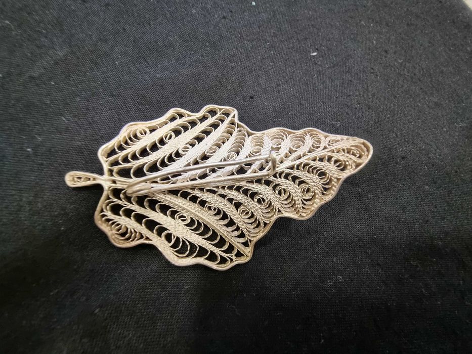 Сребърна брошка филигран