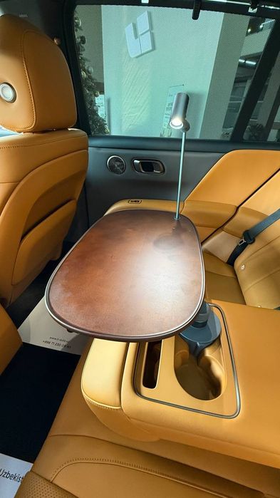 Премиум столик с LED-лампой для заднего ряда LIXIANG