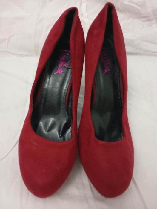 Pantofii scufitei roșii