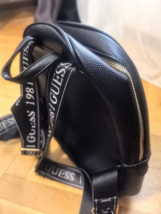 Раница guess с етикет