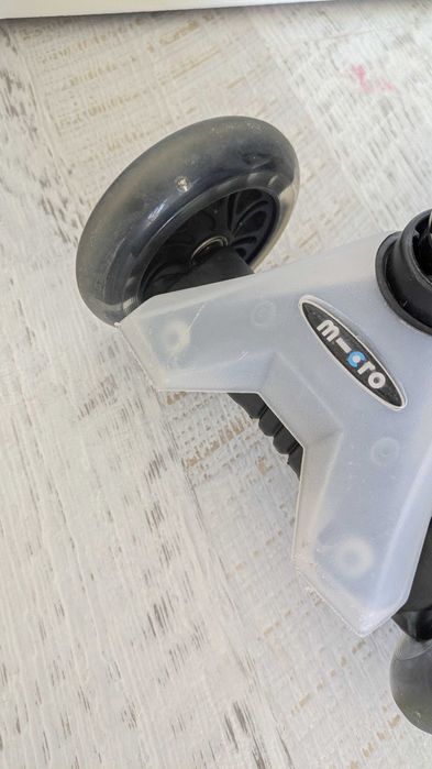 Детска тротинетка Micro Maxi Deluxe Flux LED Neochrome Black