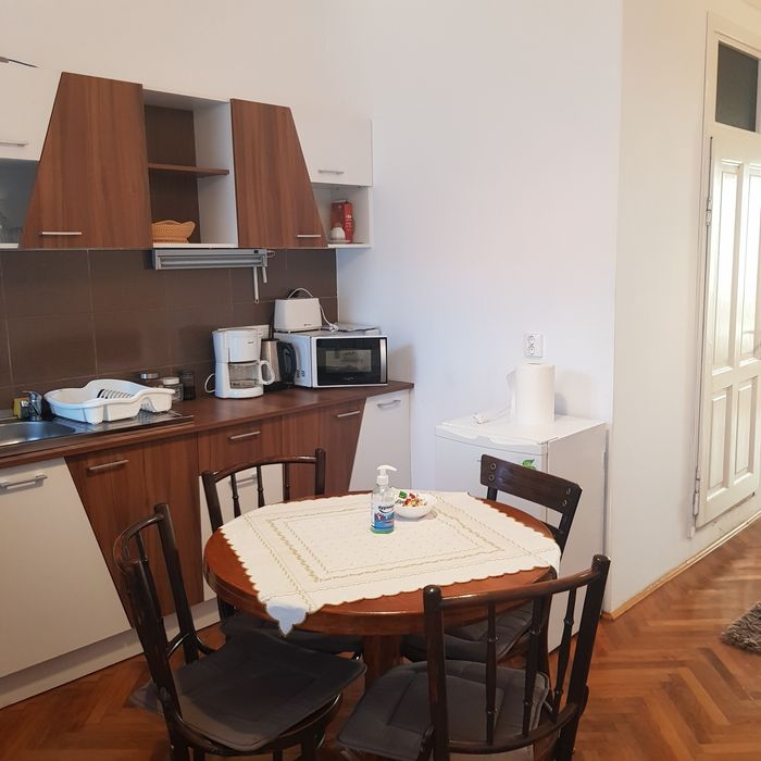 Inchiriez apartament 2 camere central, strada Avram Iancu, etaj 1