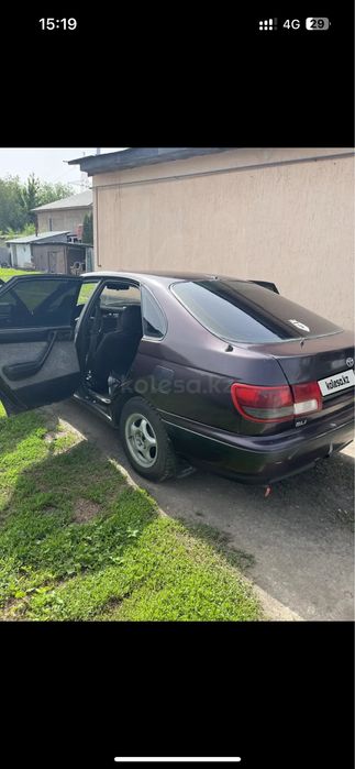 Продажа карина е 1993 года 1.6