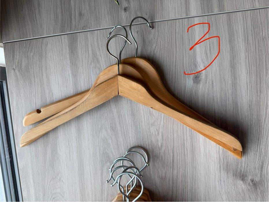 Дървени закачалки – общо 51 бр.