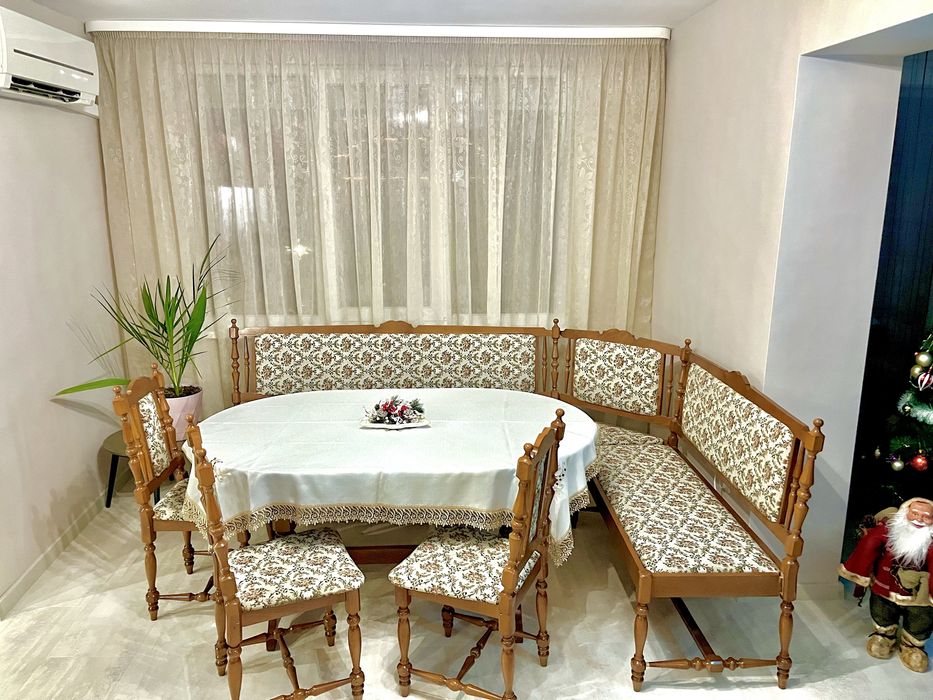 Трапезна маса със столове