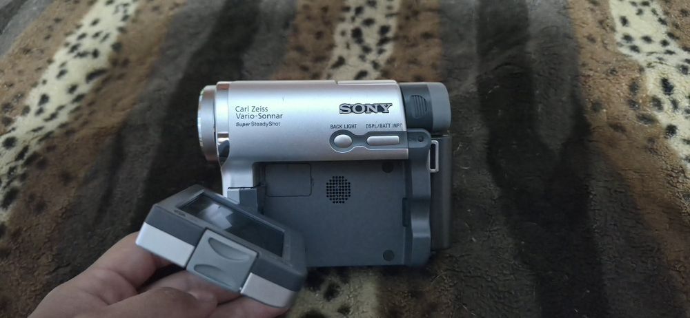 Продам камеру Sony Handycam DCR-HC15E.