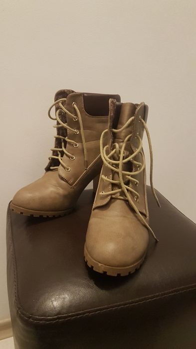 Дамски боти с ток.