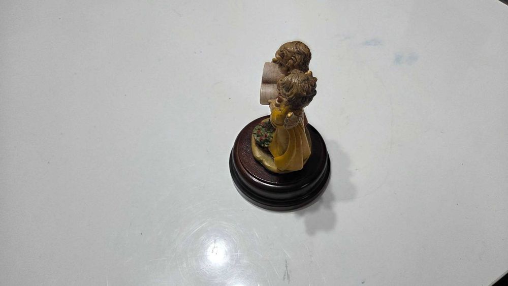 Mica statueta muzicala cu ingerasi