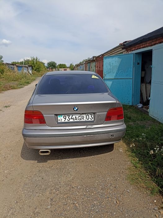 Автомобиль бмв520 е39