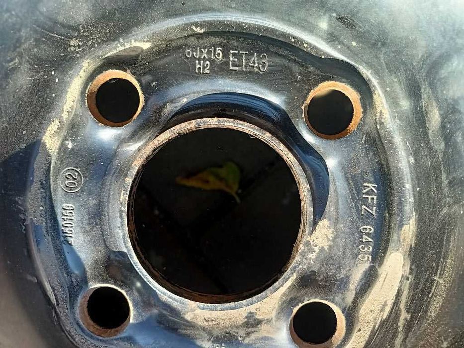 Продам диск R15 с шиной на Кобальт.