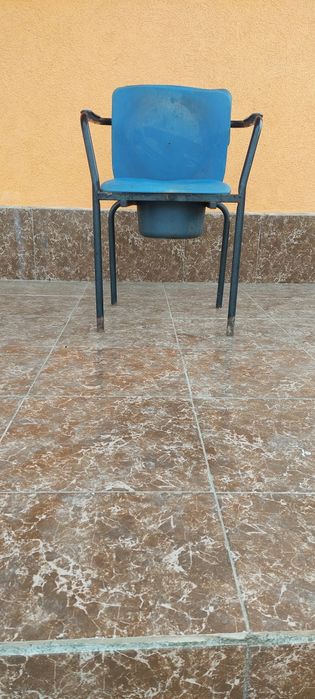 Scaun toaletă pentru persoane cu dizabilități