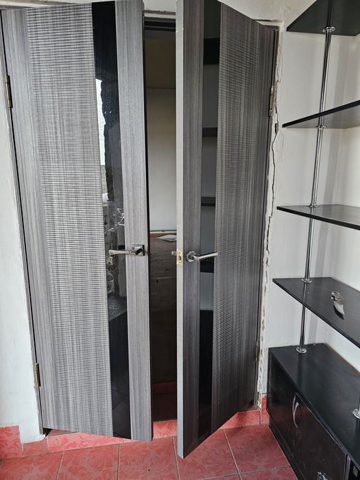 Дверь двухсторчатый и одна дверь