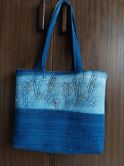 Красива практична чанта с удобна дълга дръжка.