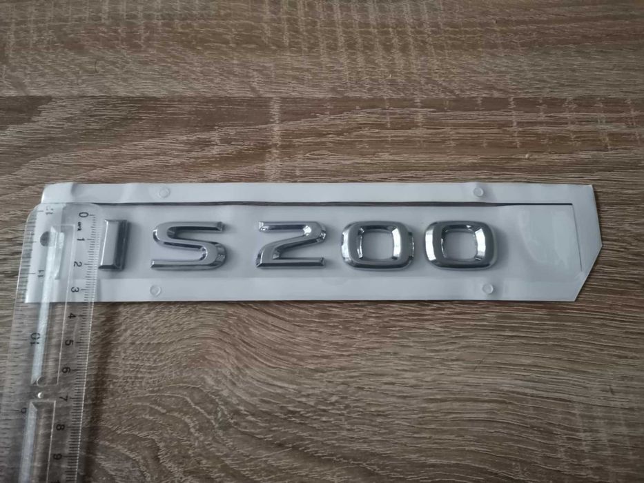сребрист надпис Lexus IS 200