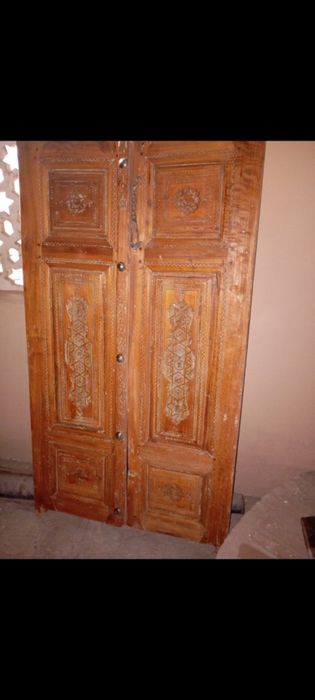 Qadimiy eshiklar sotiladi 2.25x70 m2