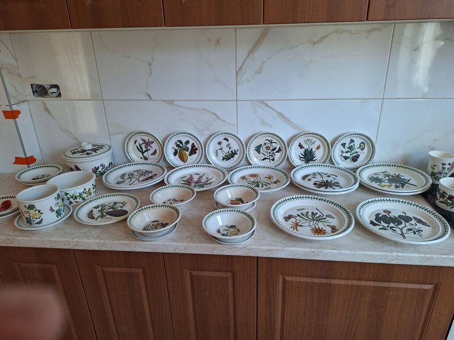 Порцеланов чайник и захарница