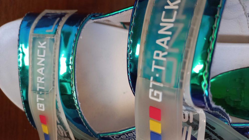 Продаются Сандали женские