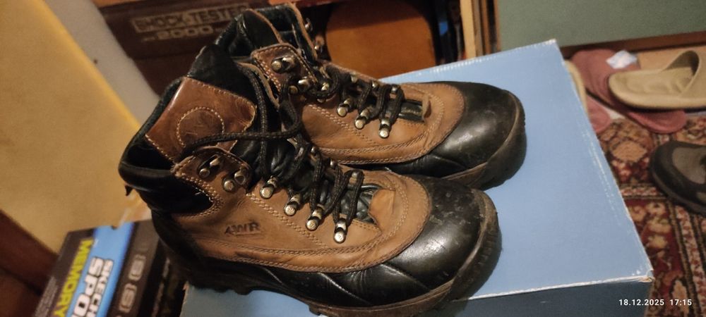 Трекинговые ботинки.