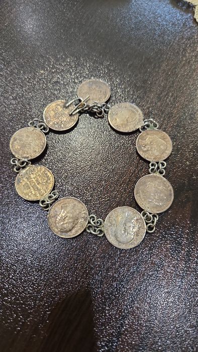 Стара сребърна гривина от монети