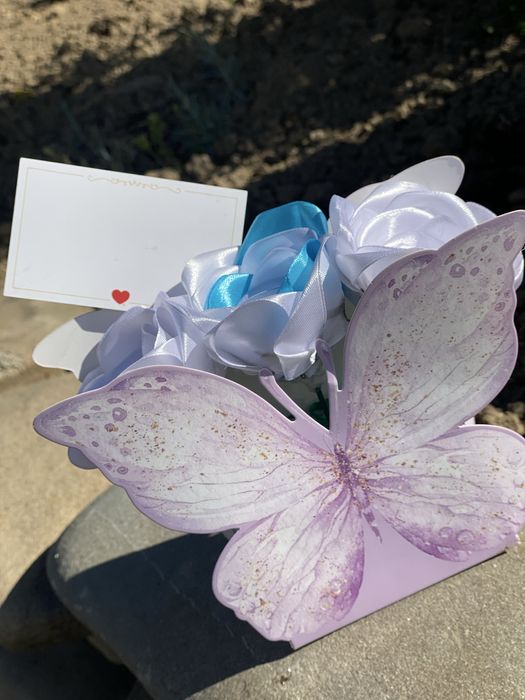 Vând ornamente florale din satin