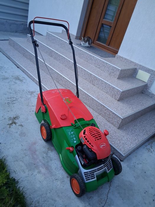 Vând mașină de tuns gazon pe benzină Brill .