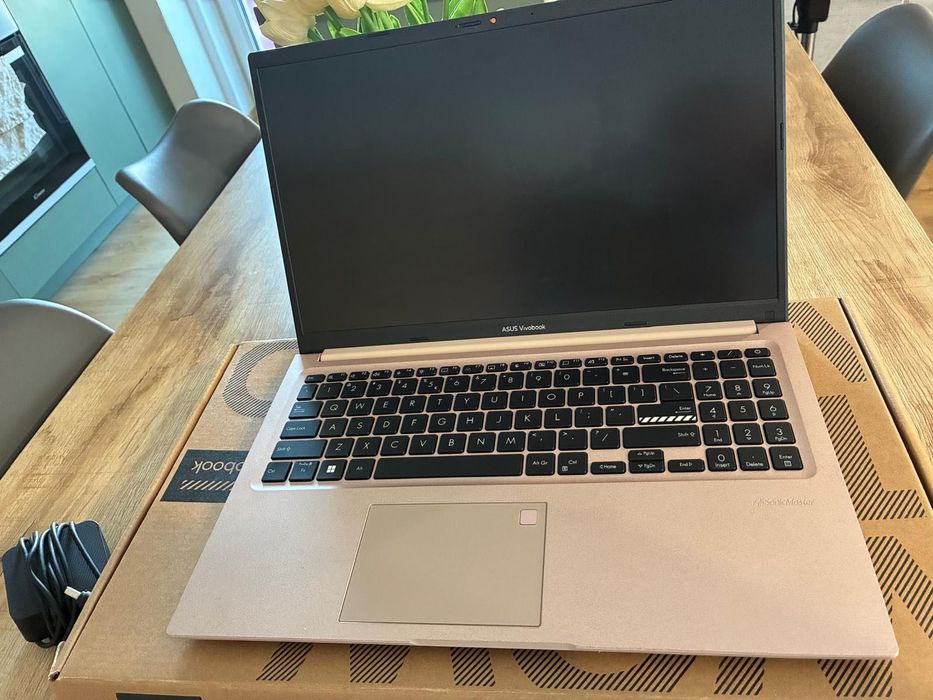 Laptop / Asus Vivobook x1502ZA / 15.6 inch / 256GB + 8GB RAM