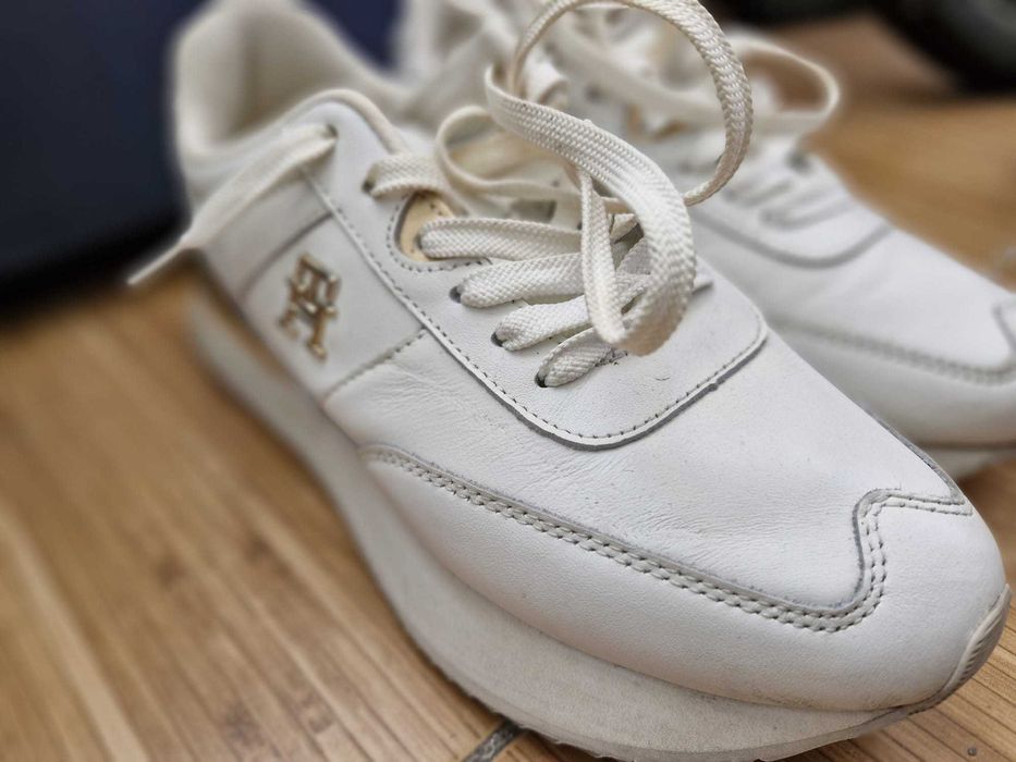 Vând adidași Tommy Hilfiger